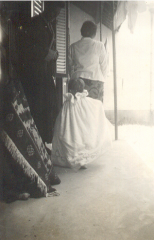 oct 36 mijnheer komt uit de badkamer